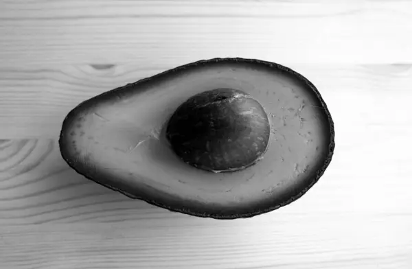 Pół Awokado Surowe Owoce Zdrowe Zielone Jedzenie Awokado Drewnianym Tle — Zdjęcie stockowe