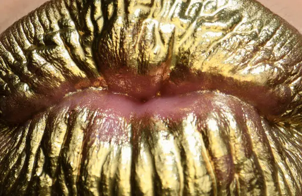Lábios Dourados Beijando Macro Batom Dourado Lábios Sexy Boca Metálica — Fotografia de Stock