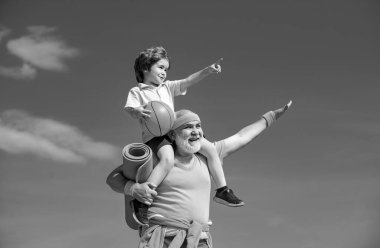 Aile sağlık kulübünde kıdemli adam ve çocuk. Spor yapmak ücretsizdir. Dedem ve torunum fark etti. Büyükbaba ve çocuk dışarıda spor yapıyor.