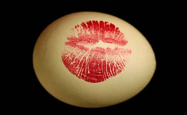 Red Lip Imprint Easter Egg Black Background Print Red Lips — Stock Photo, Image