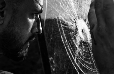 Cam delme ile adam. Acımasız adam kendinden emin ve yakışıklı. Şık seksi adam uzakta arıyorum. Acımasız yakışıklı erkek portresi.