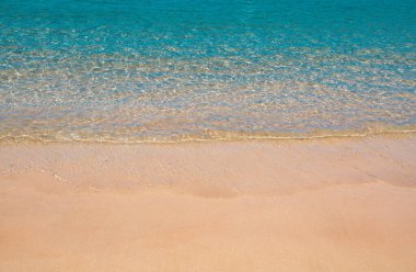 Sakin deniz sahili arka planı. Kumlu tropik yaz plajı. Okyanus suyu. Doğal deniz manzarası