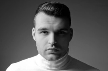 Parlak saç stiliyle yüzünü kapatan adam. Berber dükkanı konsepti. Yakışıklı adammış. Erkeklik ve güzellik. İyi giyimli bir adam şık bir görünüme sahip. Saç stili berber. Saç cilası stili. Hippi saç stili.