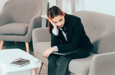 Üzgün, meşgul sekreter, aşırı çalışan iş kadını çok iş, ofis sorunu. İş yerinde yorgun ve stresli çalışan