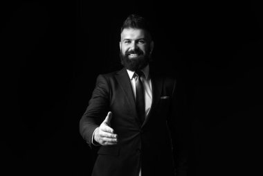 Adam modaya uygun. İşler güvenli. Koyu gri takım elbiseli bir iş adamı. Klasik takım elbiseli, gömlek ve kravatlı adam.