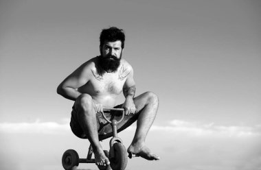 Komik motorcu. Küçük bir bisiklete binen çılgın adam.