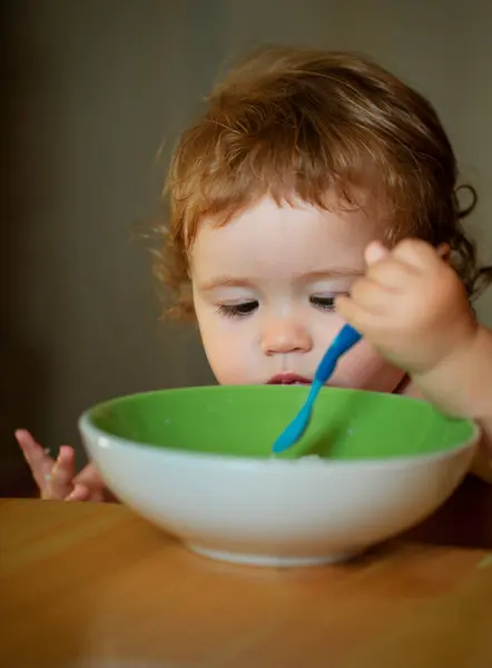 Happy Baby Zelf Eten Met Een Lepel — Stockfoto
