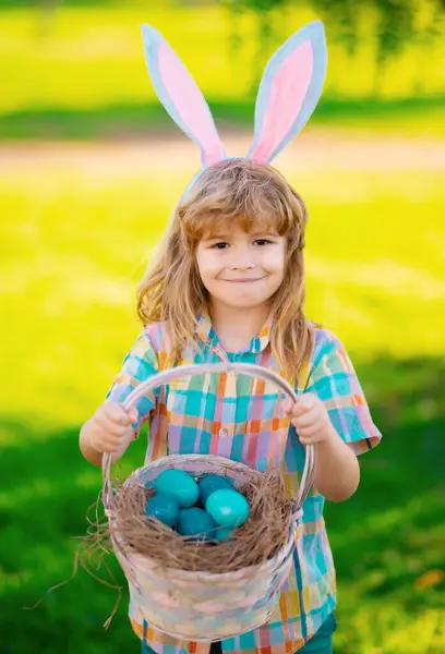 Mutlu Paskalyalar Paskalya Yumurtası Avlayan Çimlerin Üzerinde Yatan Çocuk Tavşan — Stok fotoğraf
