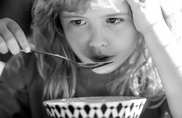 Menino Feliz Com Colher Come Sopa Criança Comendo Comida Cozinha — Fotografia de Stock