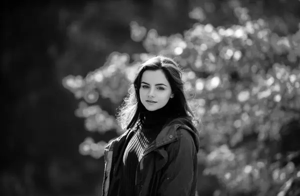 Porträt Eines Schönen Mädchens Teenager Einem Sonnigen Herbsttag — Stockfoto