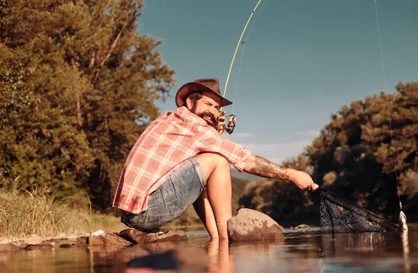 Fischer Fing Einen Fisch Mann Angelt Auf Fluss Forellenfang — Stockfoto