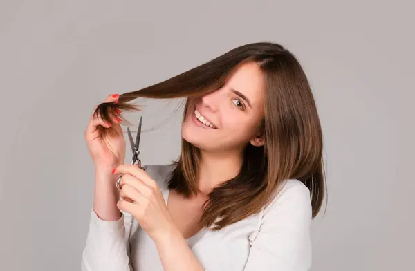 Szczęśliwa Kobieta Nożyczkami Obcinającymi Włosy Piękna Dziewczyna Prostymi Włosami Profesjonalnym — Zdjęcie stockowe