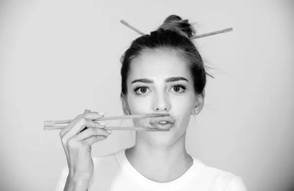 Sexy Junge Frau Einer Sushi Bar Berühren Sinnliche Lippen Mit — Stockfoto