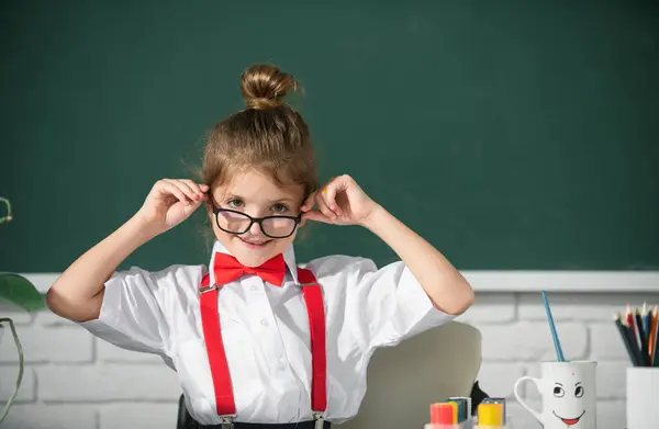 Okuldaki Sevimli Çocuk Çocuk Sınıfta Tahtayla Ilgili Bir Şeyler Öğreniyor — Stok fotoğraf
