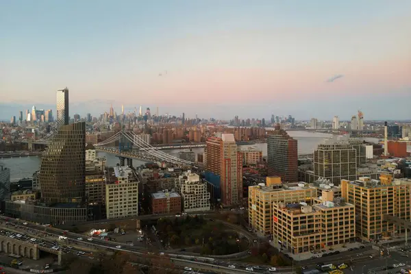 从布鲁克林大桥到纽约市的天际线 纽约布鲁克林大楼 纽约新的天际线与布鲁克林大桥 纽约布鲁克林区 — 图库照片