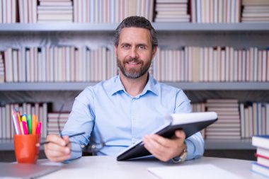 Öğretmenim sınıfta. Yakışıklı öğretmenle bilgi ve eğitim. Sınıfta kitabı olan bir öğretmen. Sınıfta ders alan bir adam. Üniversite sınavı öğretmenleri. Üniversite öğretmeni. Öğretim ve öğrenme