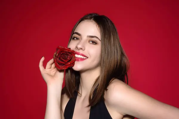 Glad Smart Kvinne Med Vårblomster Skjønnhetspike Med Rød Rose Vakker – stockfoto