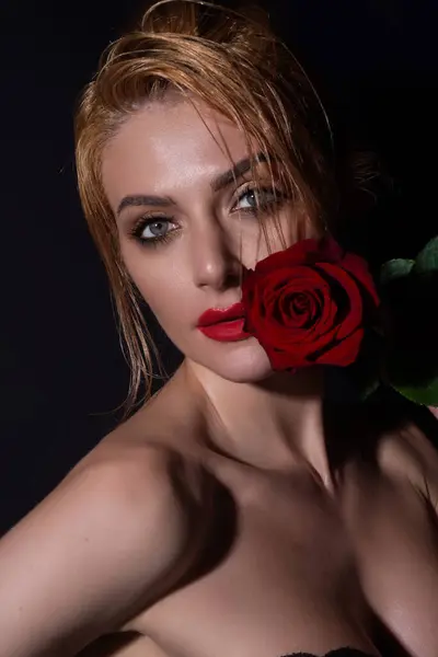 Beauty Girl Red Rose Beautiful Sensual Woman Hold Flowers Studio — Stock fotografie