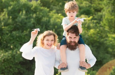 Yazlık sahada çocuklu mutlu bir aile. Uçma hayali. Baba, anne ve oğul kamp yapıyor. Baba, anne ve oğul. Komik zamanlardı. Tatilde mutlu bir aile. Kırsal yaşam