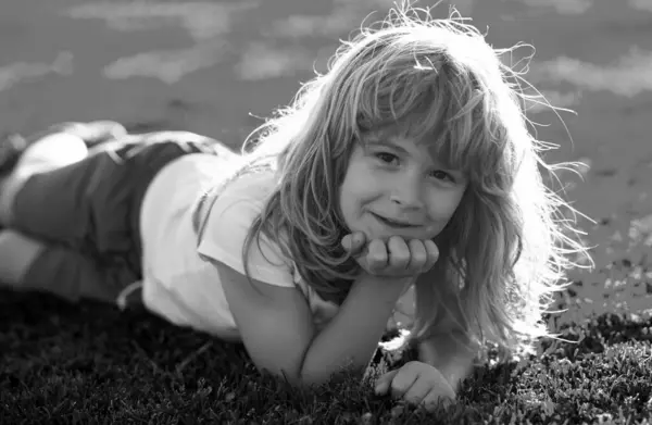 Szczęśliwy Chłopczyk Leżący Trawie Wiosenny Dzień Portret Uśmiechniętego Dziecka Leżącego — Zdjęcie stockowe