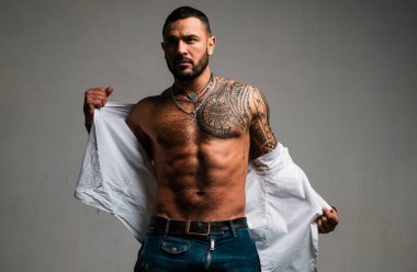 güven karizması. atletik vücutile kaslı maço adam. spor ve fitness, sağlık. dövme adam seksi abs. erkek modası. acımasız sporcu gövde. Steroid. seksi kaslı vücut. kaslı adam.