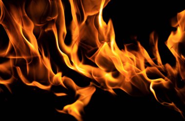 Yangın alevi siyah arkaplanda izole edildi. Alevler, soyut doku. Ateş deseni için sanat tasarımı, alev dokusu