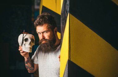 Eski moda berber dükkânı direği. Deriyi nemlendirmek için kuru vücut parçalarına merhem sür. Sakal stili ve kesim. Çok moda ve şık. Berber - Tıraş ve Tıraş. Sakallı adam berber kuaförünü ziyaret ediyor.