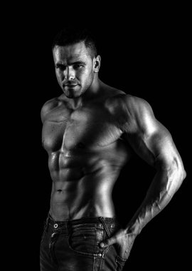 Kot pantolonlu çıplak adam. Çıplak erkek gövdesi. Seksi kaslı adam. Üstsüz kaslı fitnes modeli. Seksi çıplak vücut.