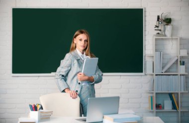 Sınava hazırlanan, elinde kitap tutan bir üniversite öğrencisi.