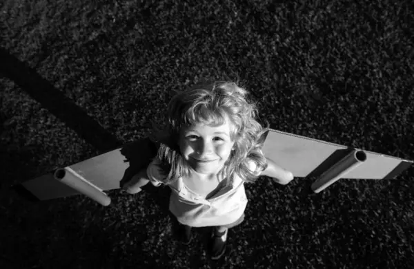 Joli Garçon Rêveur Jouant Avec Avion Carton Enfance Fantaisie Imagination — Photo