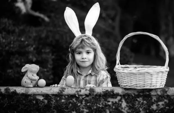 Dziecko Pisankami Koszyku Świeżym Powietrzu Szczęśliwego Wielkanocy Dziecko Króliczymi Uszami — Zdjęcie stockowe