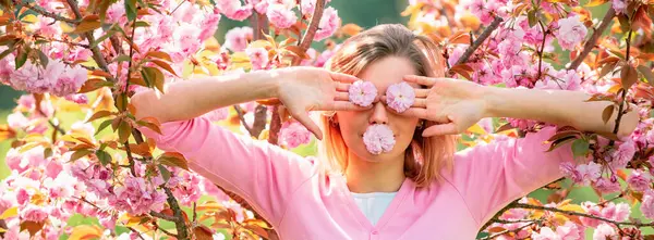 Funny Girls Blooming Sakura Cherry Flover Closing Eyes Flovers Hides — Stock Photo, Image