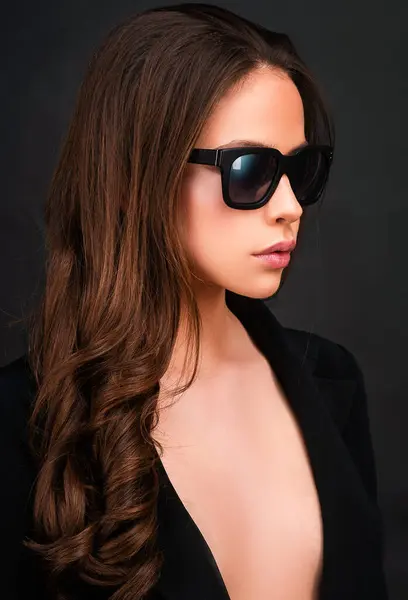 Sommarglasögon Närbild Självsäker Kvinna Med Solglasögon Mode Stil Trend — Stockfoto