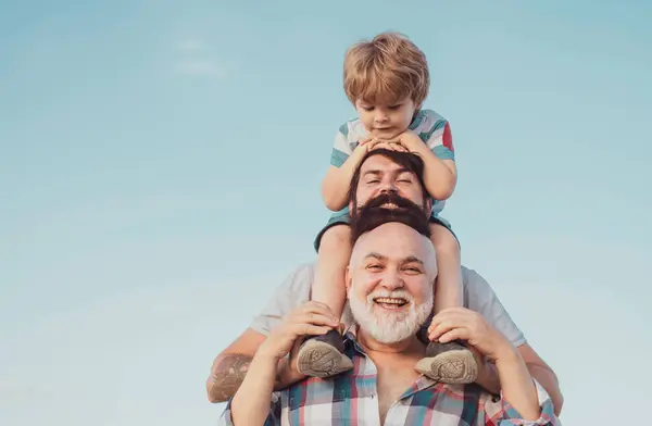 Gelukkige Vaders Dag Vader Zoon Genieten Van Outdoor Mannen Generatie — Stockfoto