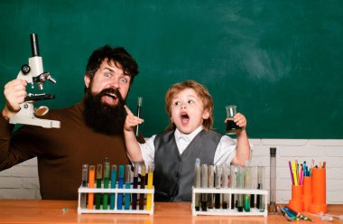 İlkokul öğretmeni ve sınıfta öğrenci. Ders Planları - Ortaokul Kimya. Okul dersindeki küçük çocuklar. Çocukluk eğitimi kavramı