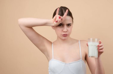 Süt laktoz. Vegan insanlar konsepti. Vejetaryen kadın. Sebze ye. İnek keçi kız, sağlıklı yaşam tarzı.