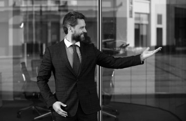 Klasik takım elbise giyen başarılı bir ofis çalışanının portresi. Mutlu ve heyecanlı kazanan el kol kaldırma hareketi, başarılı iş adamı