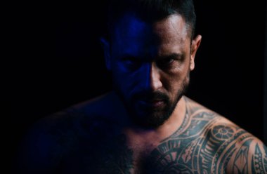 Ciddi yüzlü, kendine güvenen çekici bir adam. Ciddi yüzlü bir adamın yakın portresi.