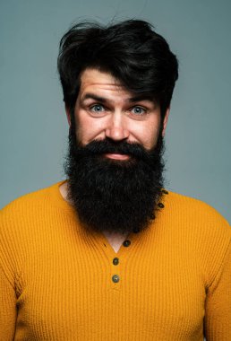 Şaşırmış yakışıklı adam. Şaşırmış erkek model, şaşırmış surat ifadesi, şaşırmış surat. Duygular insanlar konsepti