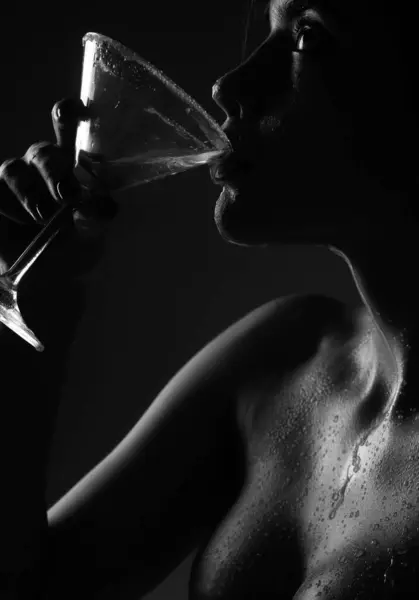 Sensual Woman Drinking Martini Alcohol Party Girl Drink Cocktail Closeup — Stock Photo, Image