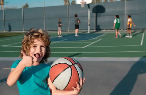 Kafkasyalı Sporcu Çocuk Basketbol Oynarken Mutlu Bir Yüzle Top Tutuyor — Stok fotoğraf