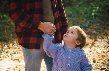 Güven ve destek. Ebeveynlerin desteğini hissetmek. Babam benim dünyam. Ebeveyn desteği. Çocuğun dünyayı keşfetmesine yardım et. Baba, küçük çocuğun elini tut. Erkeksi bir baba, küçük bir çocuk yetiştiriyor. Aile zamanı..