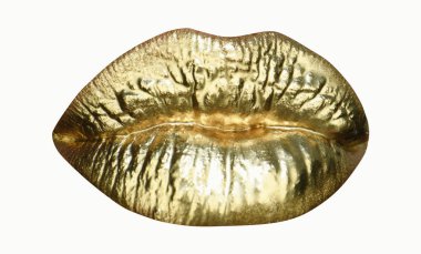 Lüks altın dudaklar makyaj. Altın rujlu altın dudaklar. Seksi kızın dudaklarında altın boya. Şehvetli kadın ağzı, izole bir arka plan. Altın makyaj