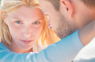 Tutkulu şehvetli aşıklar sevişmekten zevk alıyorlar. Coşkulu, şehvetli, zevkli bir kadın. Samimi ilişki ve cinsel ilişki. Seni seviyorum.