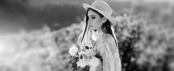 Schöne Junge Frau Der Nähe Blühender Frühlingsbäume Jugend Liebe Mode — Stockfoto