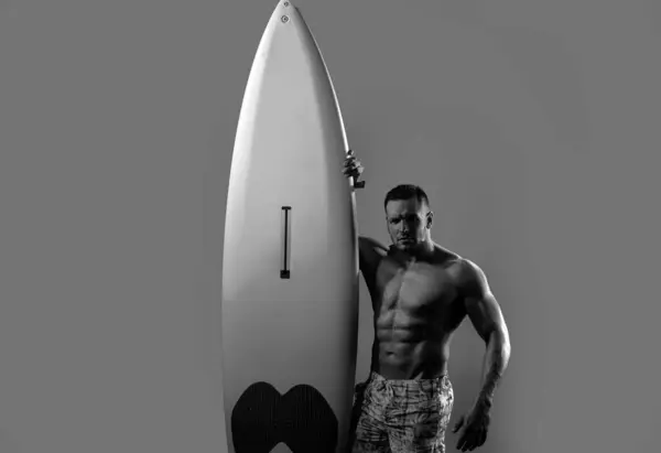 Knappe Serverman Met Lijfplank Mannelijke Fit Met Atletisch Lichaam Surfplank — Stockfoto