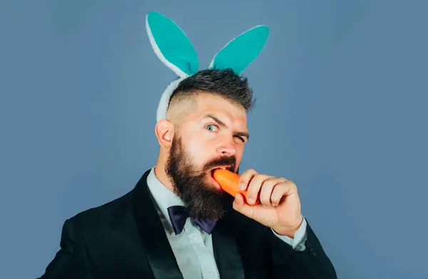 Wesołych Świąt Zabawny Dzień Wielkanocy Króliczek Królik Człowieka Jeść Marchewki — Zdjęcie stockowe