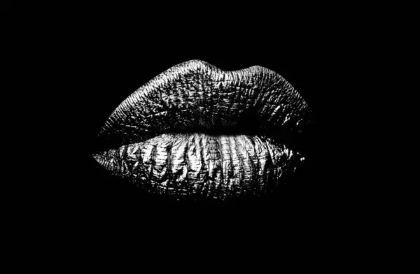 金の唇を閉じてください 女性セクシーゴールデンリップ化粧隔離上の黒の背景 — ストック写真