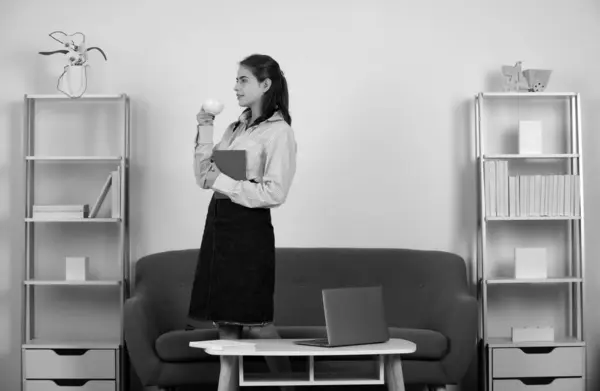 Unga Företag Slady Med Kopp Kaffe Arbetsplatsen Kontoret Sekreterare Kvinna — Stockfoto