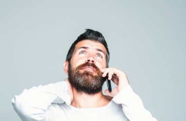 Telefonda konuşan sakallı adam. İletişimler